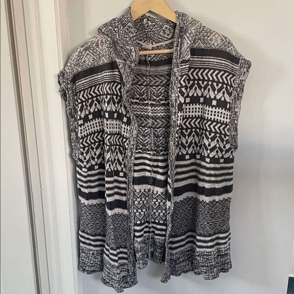 Wild Pearl Monochrome Knit Vest size M